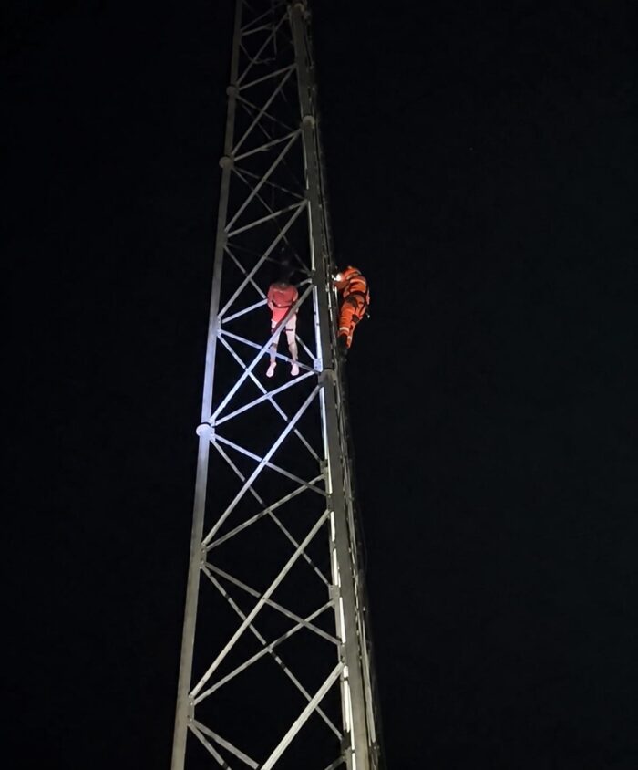 Homem é resgatado por bombeiros após escalar 40 metros em torre de telefonia 1 Homem é resgatado por bombeiros após escalar 40 metros em torre de telefonia