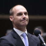 Polícia Federal decide demitir Eduardo Bolsonaro por abandono de cargo
