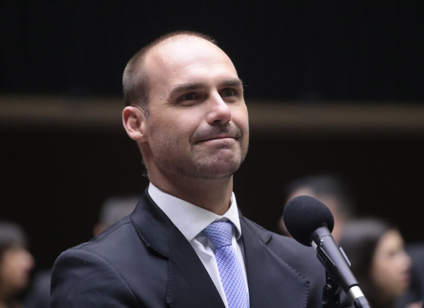 Polícia Federal decide demitir Eduardo Bolsonaro por abandono de cargo