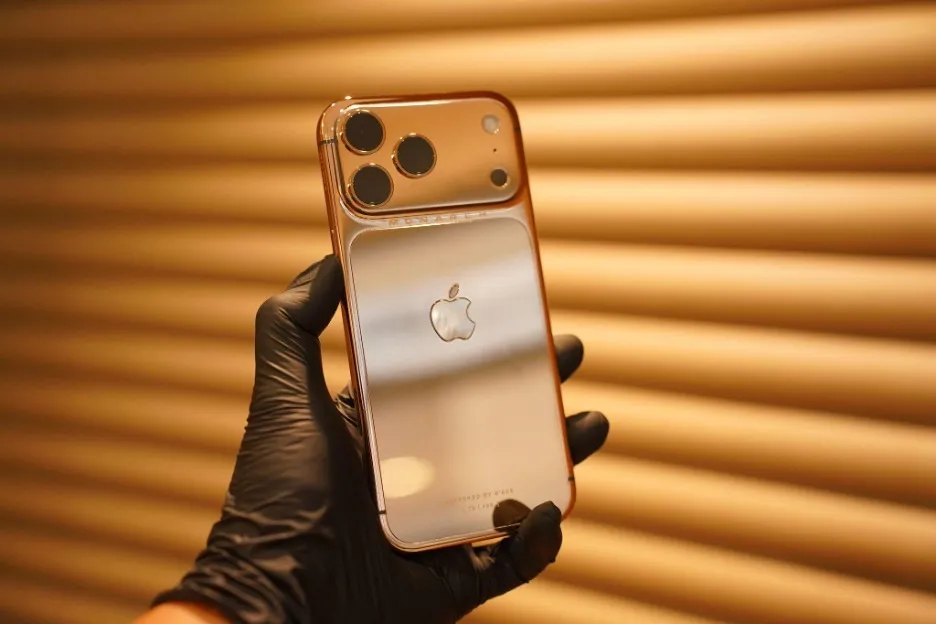 Roberto Carlos aparece com iPhone de ouro na Copa que tem valor chocante