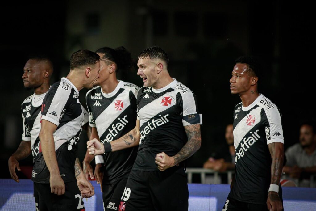 Torcida do Vasco recebe notícia sobre saída de atacante após decisão do clube