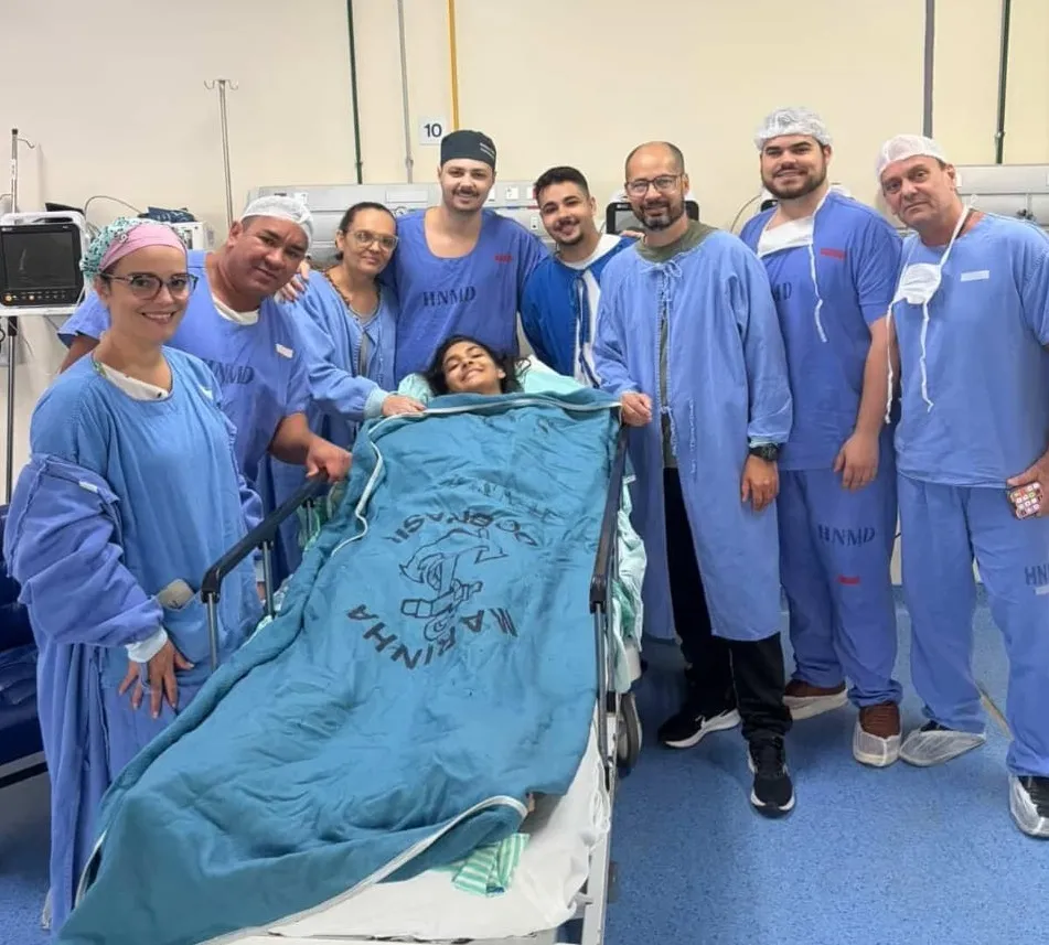 Jovem tetraplégica voltou a mover os braços após tratamento inovador