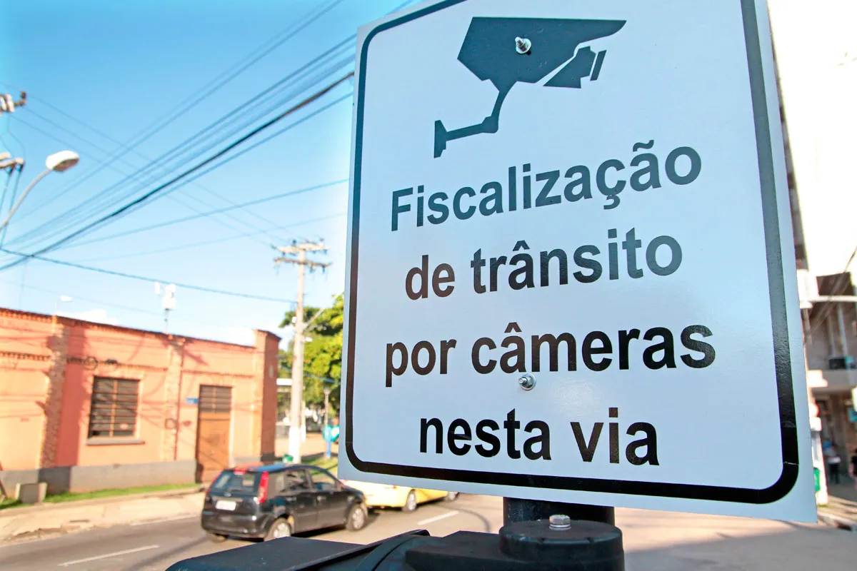 Lei proíbe multas de trânsito baseadas apenas em imagens de terceiros em Juiz de Fora