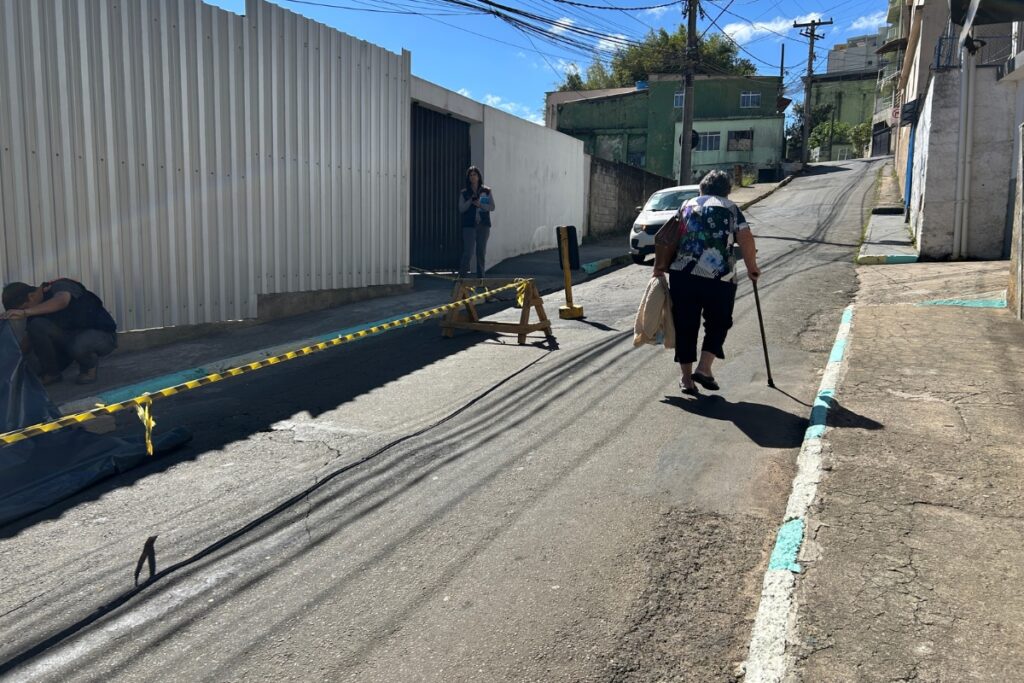 Rua na Cidade Alta fica interditada após passeio próximo a obra ceder; trânsito de ônibus é impedido