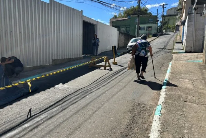 Rua na Cidade Alta fica interditada após passeio próximo a obra ceder; trânsito de ônibus é impedido 1 Rua na Cidade Alta fica interditada após passeio próximo a obra ceder; trânsito de ônibus é impedido
