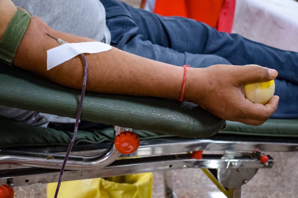 Doe sangue com um amigo: campanha do Hemominas une amizade e solidariedade 1 pexels rsapmech 12820069