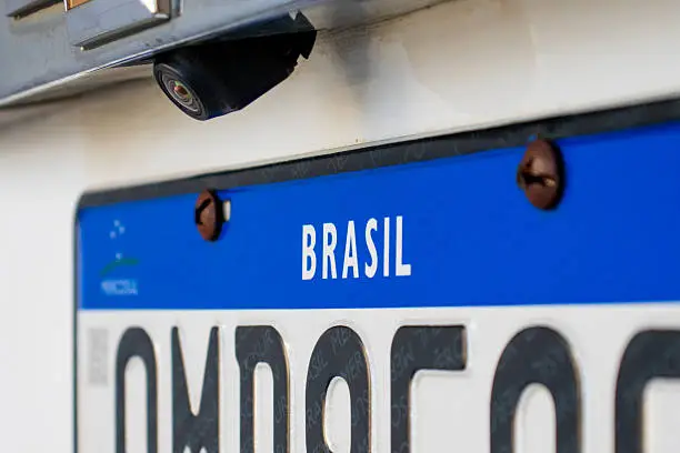As letras da placa do carro escondem uma informação que poucos conhecem