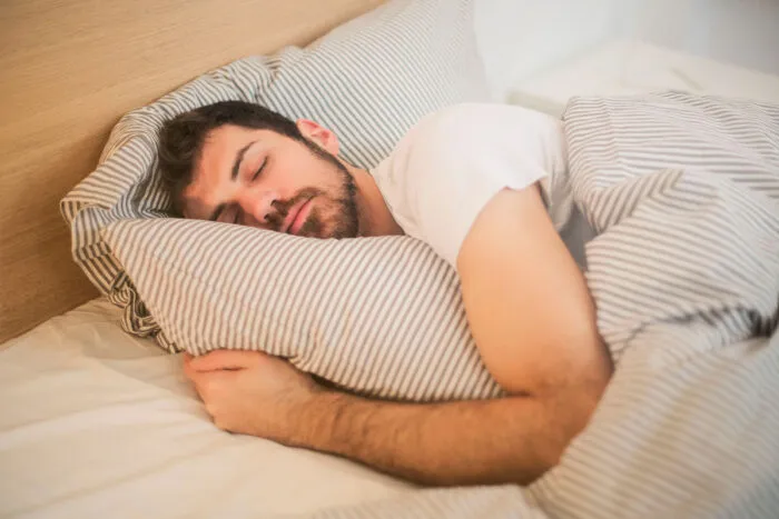 Qual é a melhor posição para dormir? Veja o que dizem especialistas