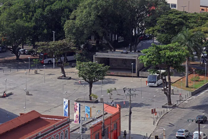 Projeto propõe criar Réveillon público na Praça Tarcísio Delgado em JF