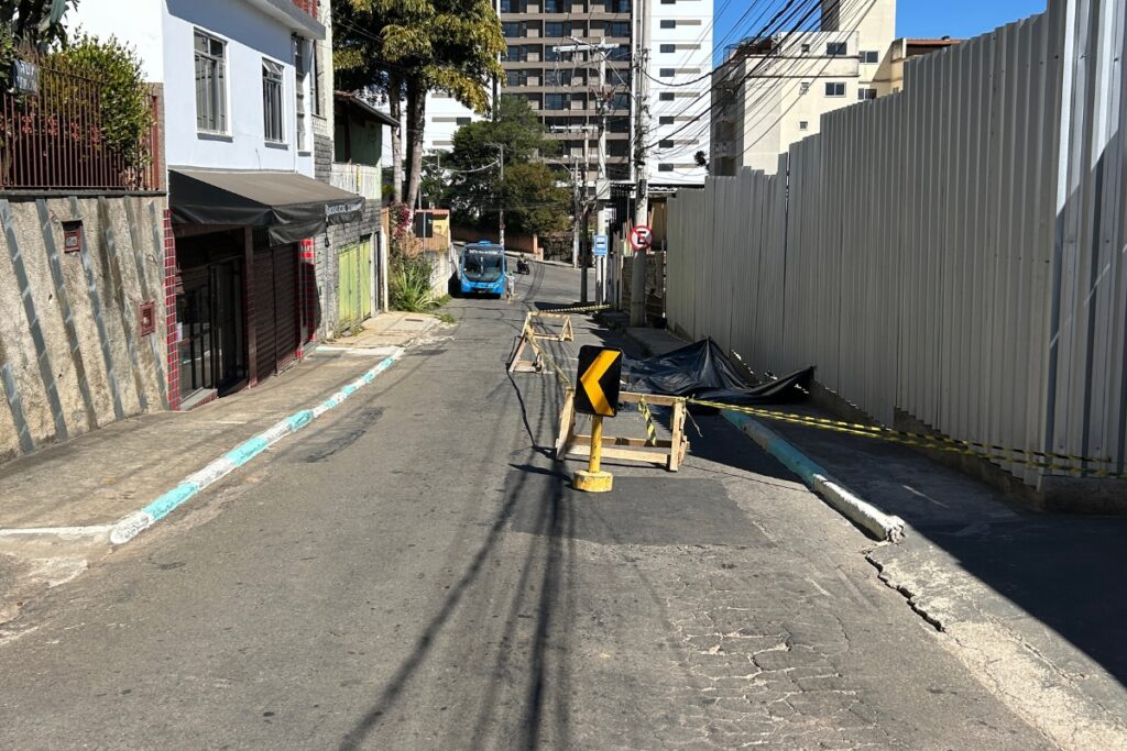 PJF interdita rua na Cidade Alta após surgimento de trincas próximas a obra particular 1 PJF interdita rua na Cidade Alta após surgimento de trincas próximas a obra particular