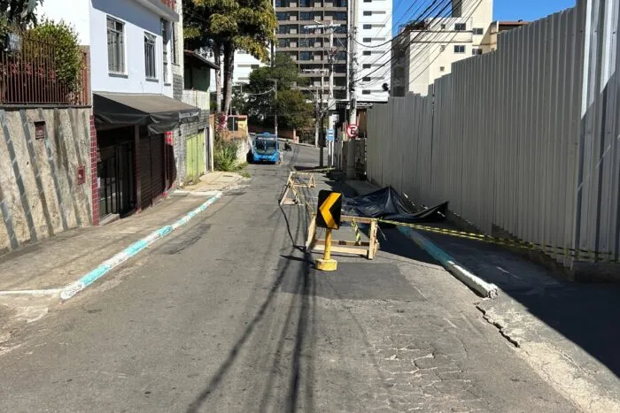 PJF interdita rua na Cidade Alta após surgimento de trincas próximas a obra particular