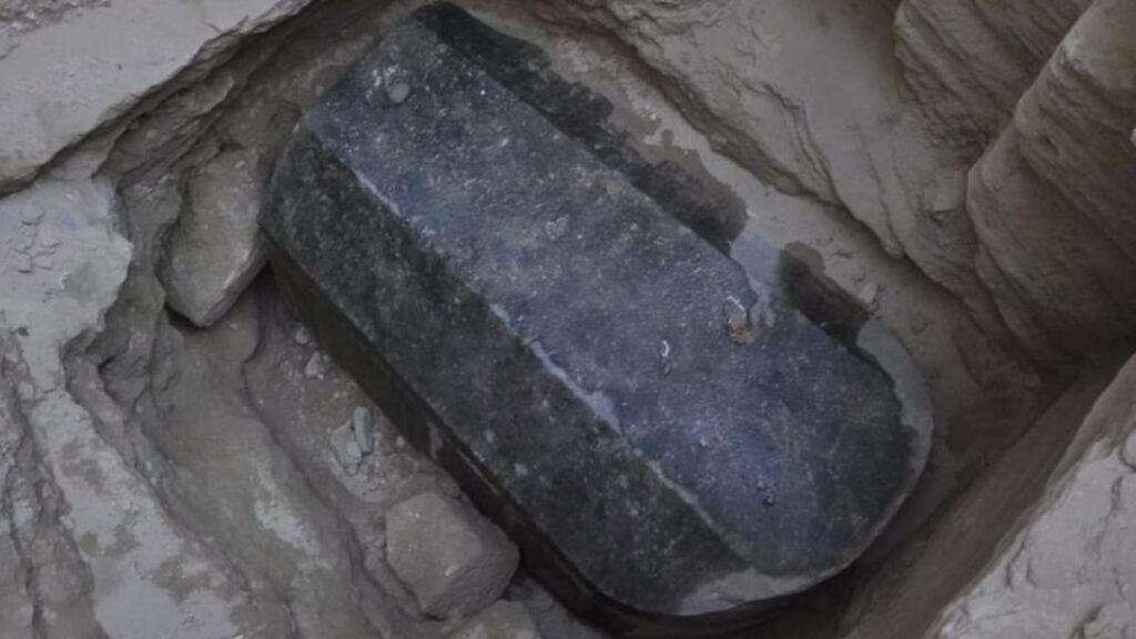 O que havia dentro do misterioso sarcófago de granito surpreendeu arqueólogos