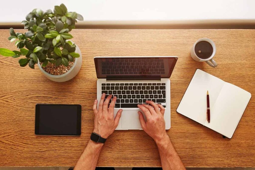Teletrabalho com controle de jornada dá direito a horas extras, decide TRT-MG