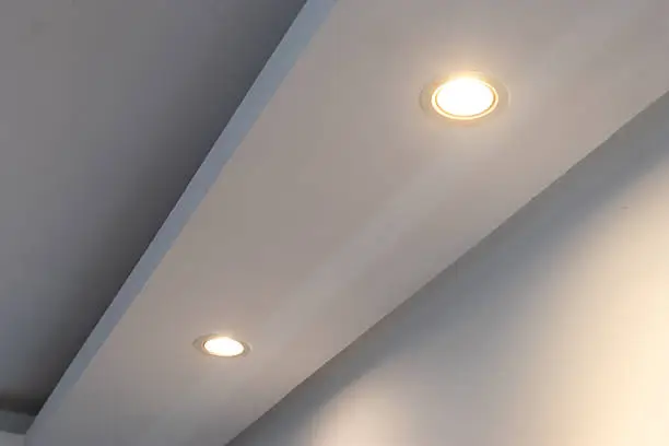 Teto tradicional feito com gesso está perdendo espaço para uma nova tendência