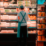 trabalhador setor alimenticio foto pexels