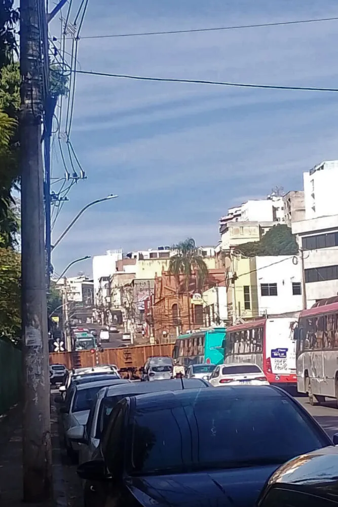 Pedestre morre atropelado por trem na Avenida dos Andradas 17 transito atropela trem andradas redes sociais