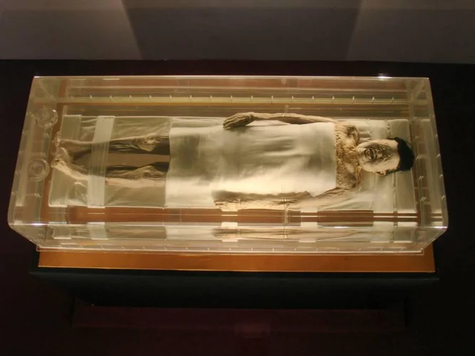 Corpo preservado encontrado em uma tumba de 2 mil anos ainda intriga cientistas