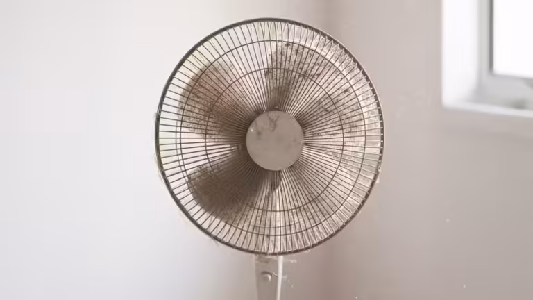 Truque do saco plástico que limpa o ventilador sem desmontá-lo em menos de 5 minutos