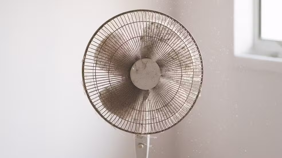 Truque do saco plástico que limpa o ventilador sem desmontá-lo em menos de 5 minutos