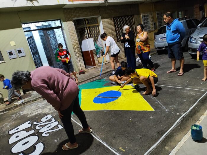 Copa do Mundo: Moradores de vila em Juiz de Fora transformam jogos do Brasil em festa entre vizinhos 3 Moradores pintaram ruas antes da Copa (Foto: Reprodução)