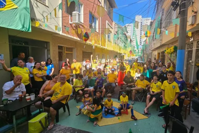 Moradores de vila em Juiz de Fora transformam jogos do Brasil em festa entre vizinhos