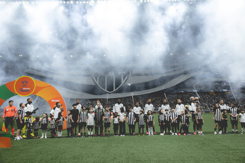 Atlético-MG age rápido no mercado e vai contratar o sonho do Vasco