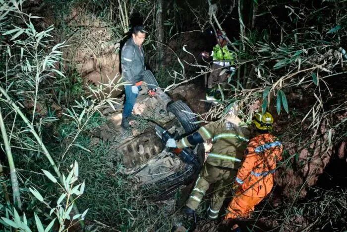 Mulher morre após grave acidente com capotamento em Mar de Espanha; motorista é preso após teste do bafômetro 1 Acidente em Mar de Espanha Corpo de Bombeiros