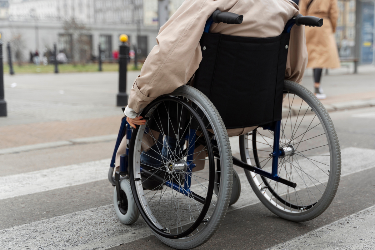 Professor universitário vira réu por suspeita de injúria e discriminação contra cadeirante em Minas