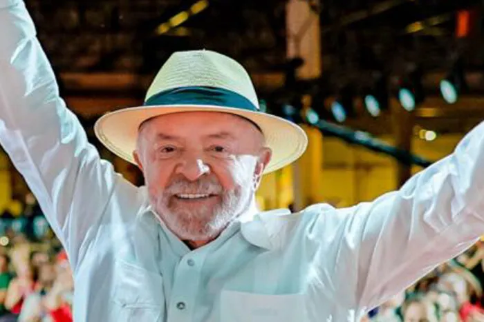 PT oficializa Lula à reeleição com Alckmin como vice