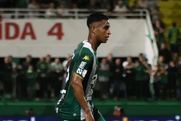 Juiz-forano Max Alves, da Chapecoense, recebe alta após cirurgia e noite na UTI