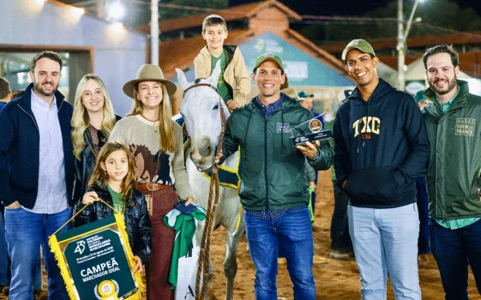 Coluna Cesar Romero –5 de agosto de 2026 8 Pessoas com cavalo 040826 CR 1