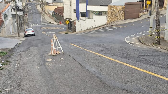 Buraco na Rua Tietê preocupa no Bairro São Mateus 12 VU Contribuicao do leitor