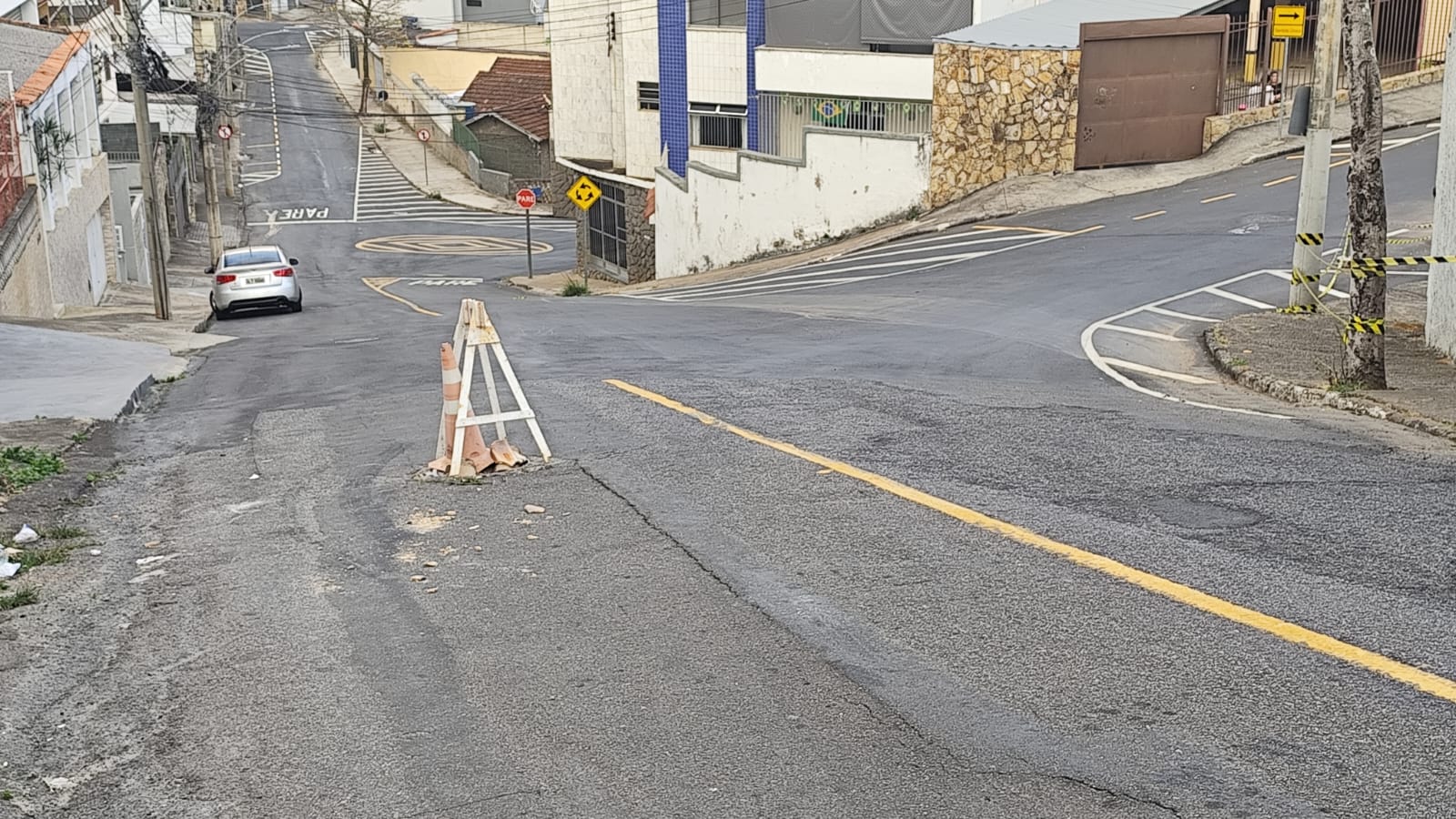 Buraco na Rua Tietê preocupa no Bairro São Mateus
