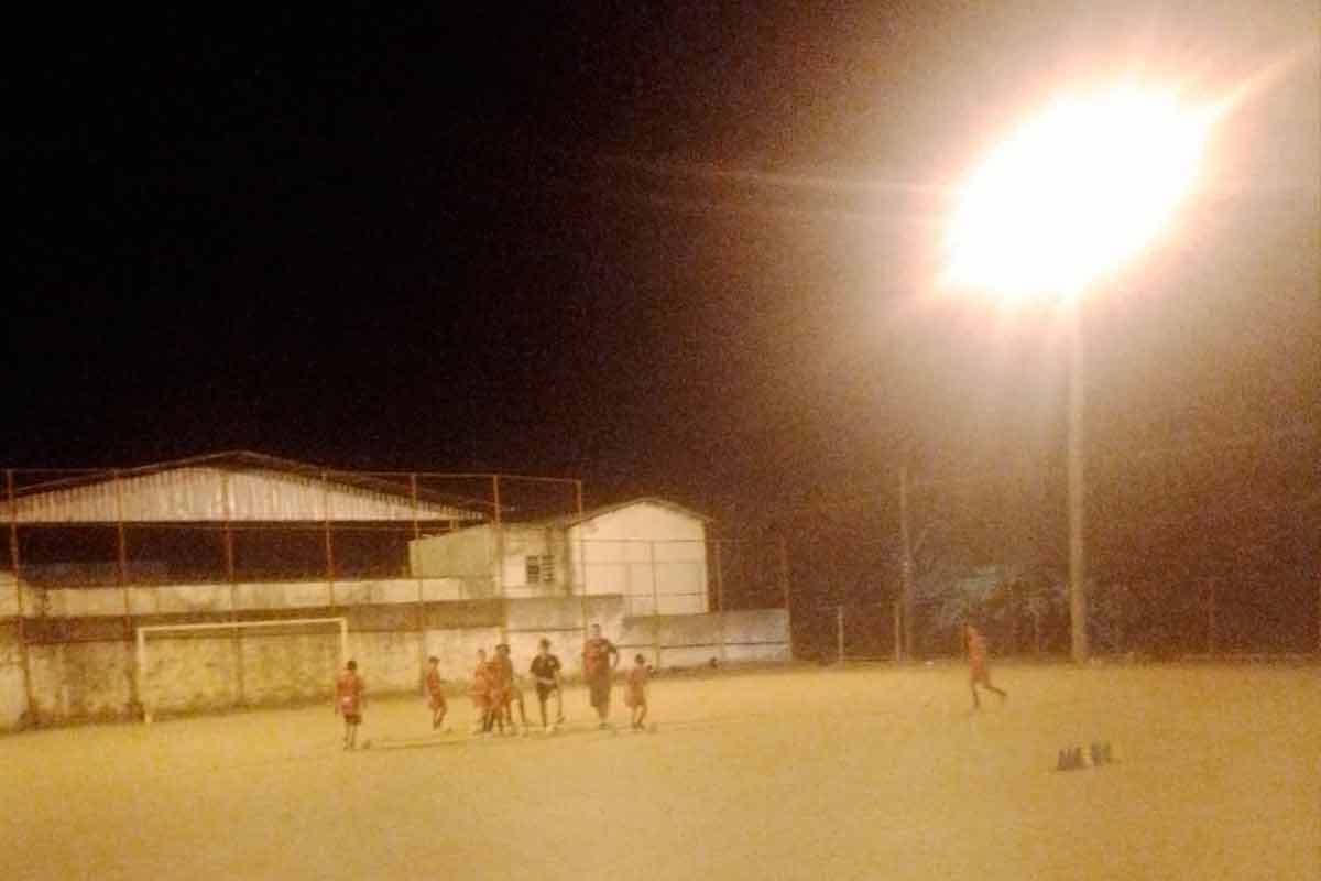 Lâmpadas queimadas em poste comprometem a iluminação em campo no Nova Era I