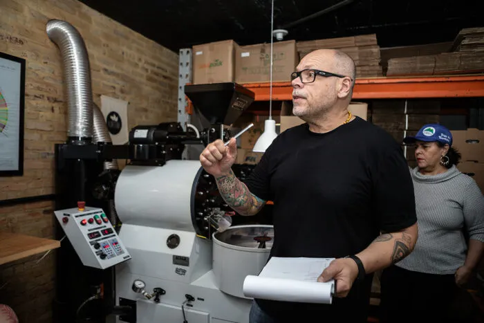 Do cafezal à xícara: conheça o turismo do café no Caparaó Mineiro 5 a cafeteria torra patrick arley