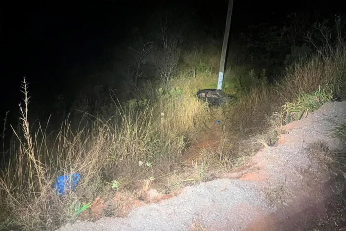 Jovem morre e criança de 7 anos fica ferida após carro cair em ribanceira 1 acidente mg 115 foto pmrv