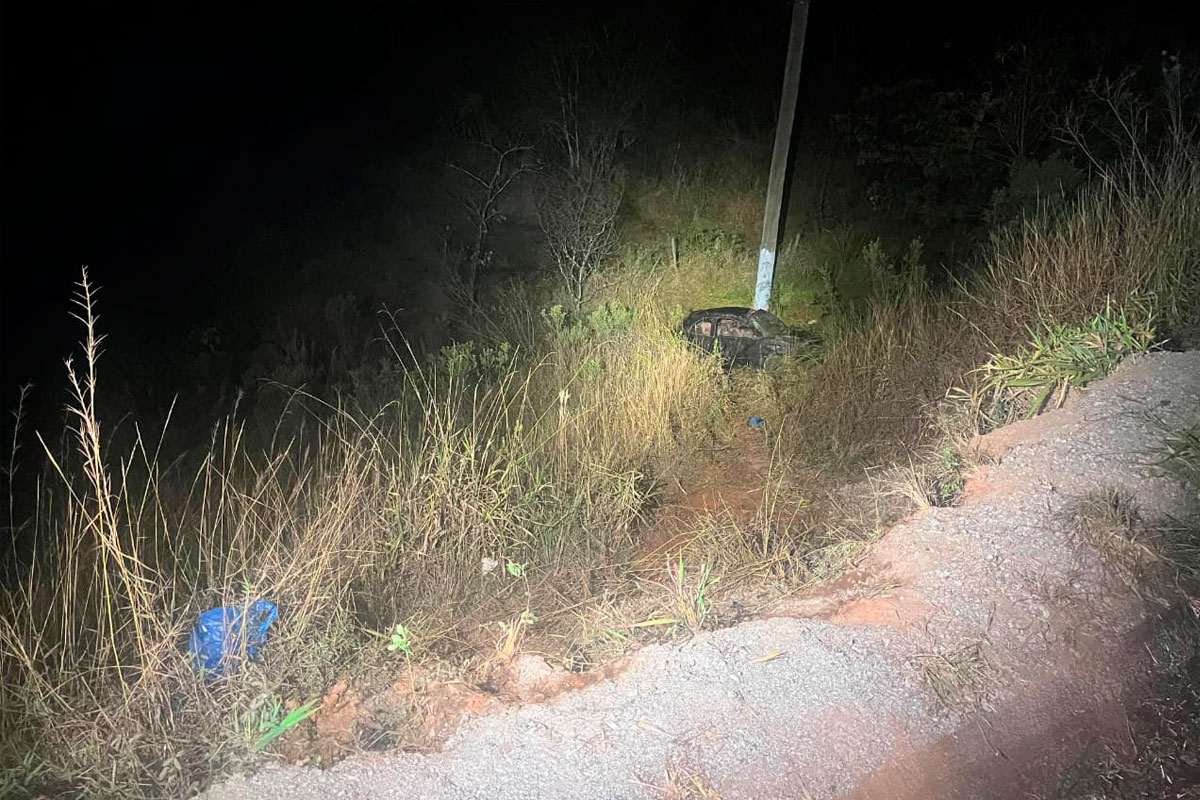 Jovem morre e criança de 7 anos fica ferida após carro cair em ribanceira