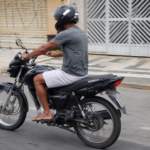 Calçados inadequados na condução de veículos automotores 8 foto moto com chinelo