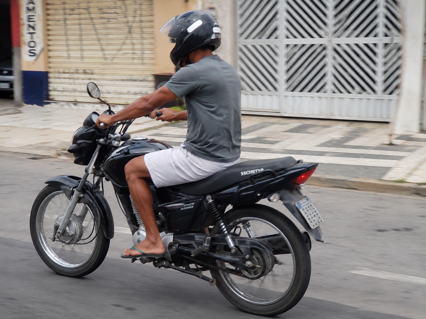 Calçados inadequados na condução de veículos automotores
