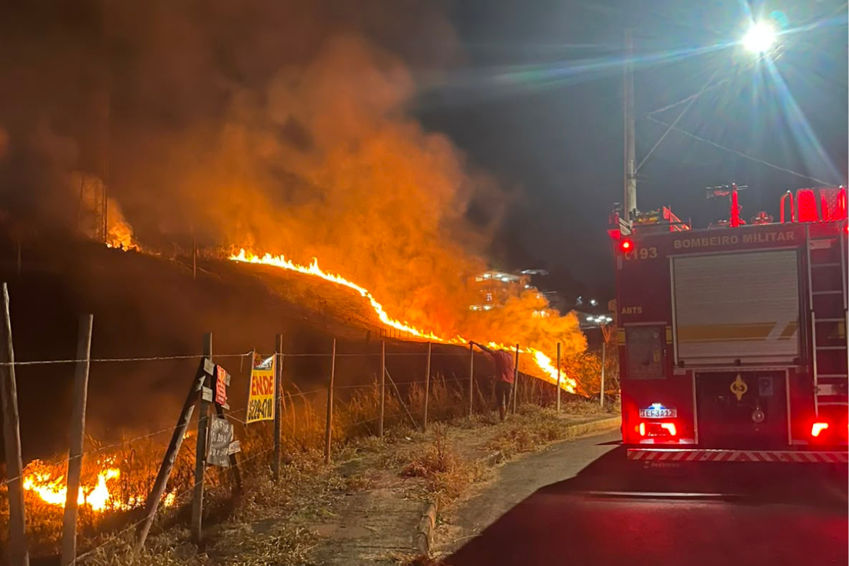 Fogo destrói área equivalente a dez campos de futebol na Zona Norte de Juiz de Fora