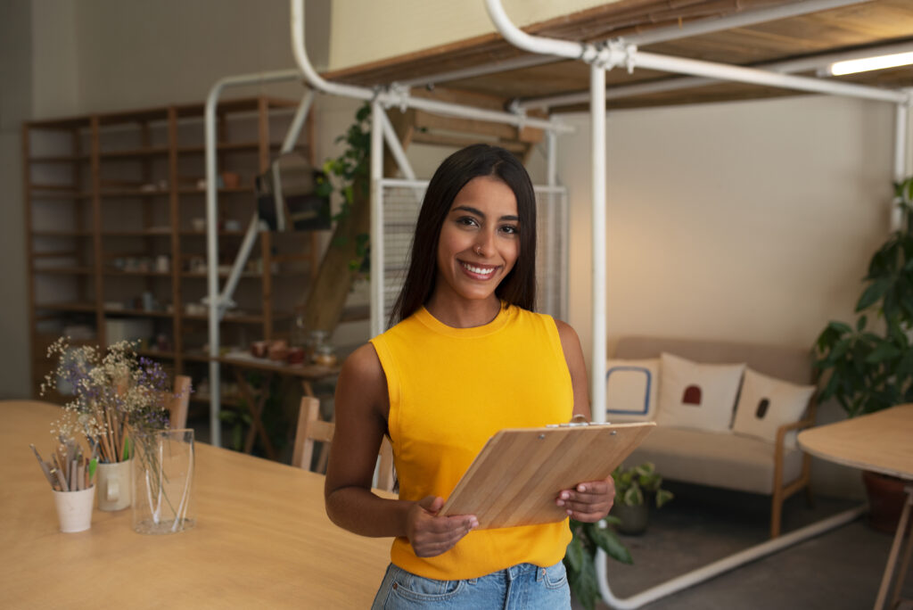 Por que tantos jovens querem empreender antes mesmo de construir uma carreira? 1 front view smiley arab woman posing indoors