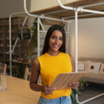 Por que tantos jovens querem empreender antes mesmo de construir uma carreira? 15 front view smiley arab woman posing indoors