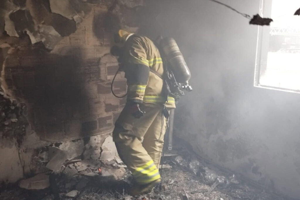 Casal sofre queimaduras ao tentar combater incêndio em apartamento