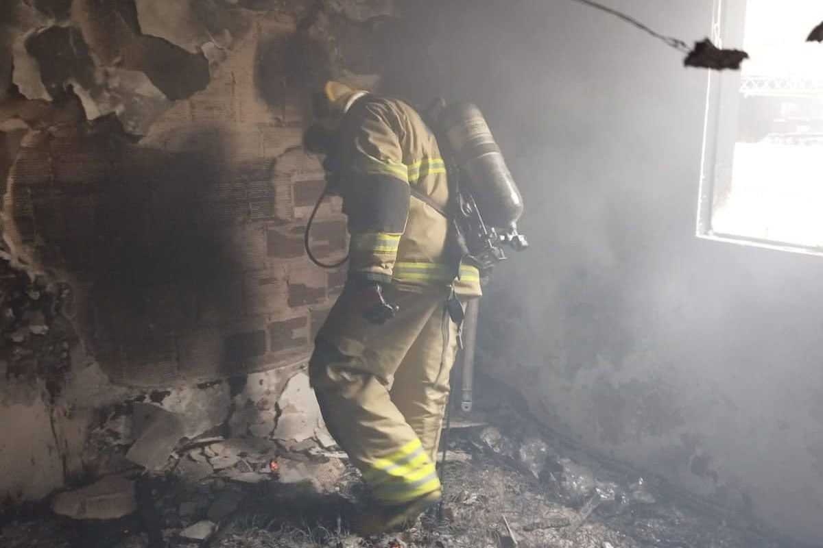 Casal sofre queimaduras ao tentar combater incêndio em apartamento