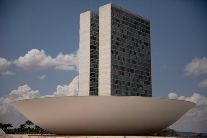 Avanço da IA corrói financiamento do jornalismo profissional no Brasil 12 ja 037772