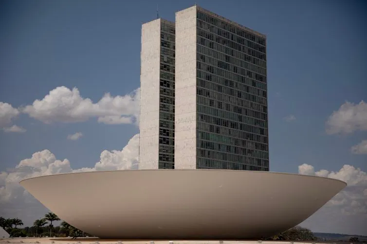 Avanço da IA corrói financiamento do jornalismo profissional no Brasil