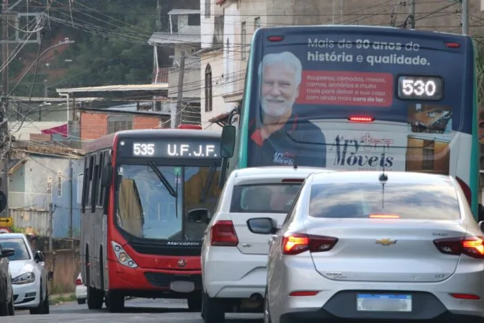 Interdição da Gentil Forn aumenta de 4 para 23 o número de linhas de ônibus na José Lourenço 13 Interdição da Gentil Forn aumenta de 3 para 19 o número de linhas de ônibus na José Lourenço
