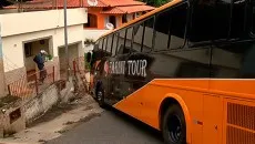 Ônibus bate contra muro e portão de casa no Santo Antônio 1 framecerto1