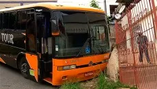 Ônibus bate contra muro e portão de casa no Santo Antônio 2 framecerto2