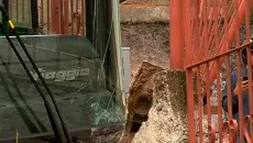 Ônibus bate contra muro e portão de casa no Santo Antônio 3 framecerto3
